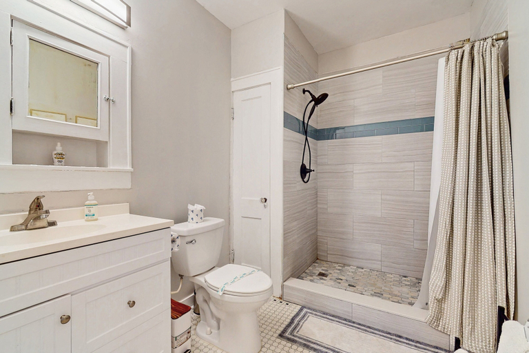 Bathroom, Spacious Duplex With Private Balcony, Washer & Dryer, and Wifi, Duval