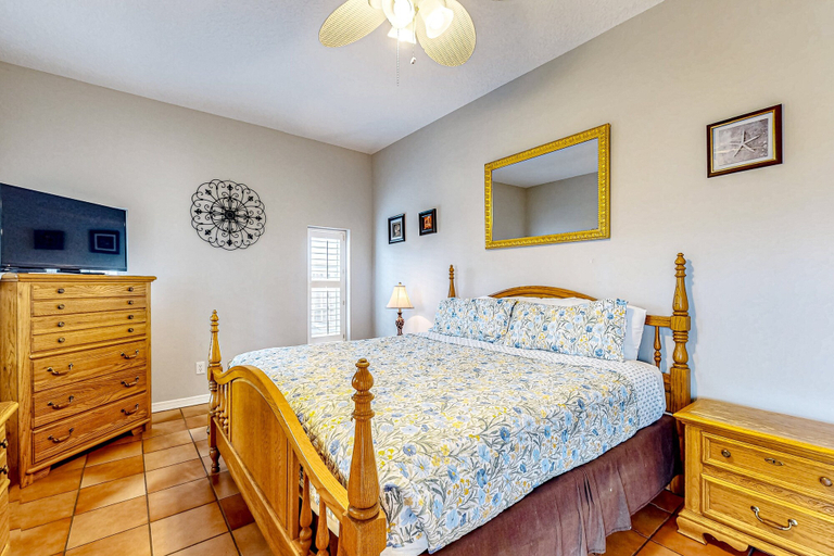 Room 3, Tropical Gem w/ Courtyard & Large Deck Stroll 1 Block to Beach Boardwalk, Saint Johns