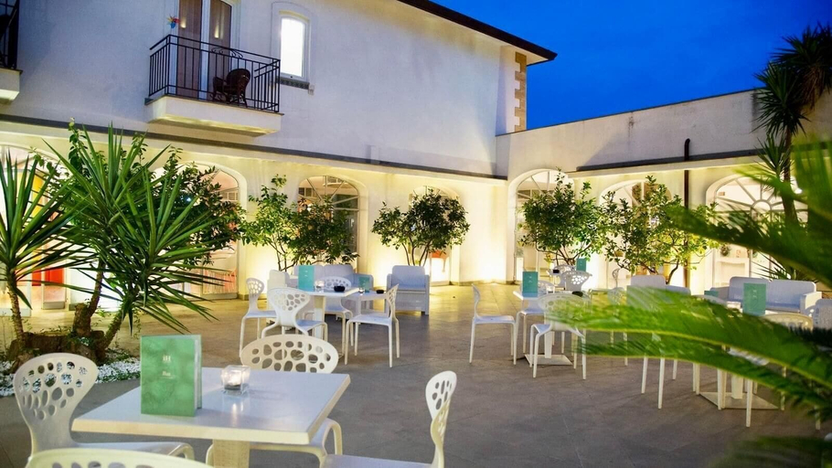 Outdoor dining, Hotel Kaos, Agrigento