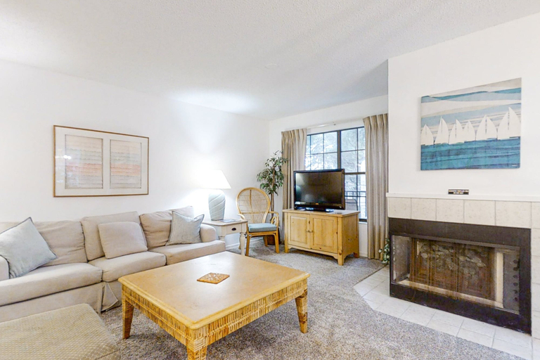 Living area 4, Two-story Townhome With Fast Wifi & Pool - Steps From the Beach, Nassau