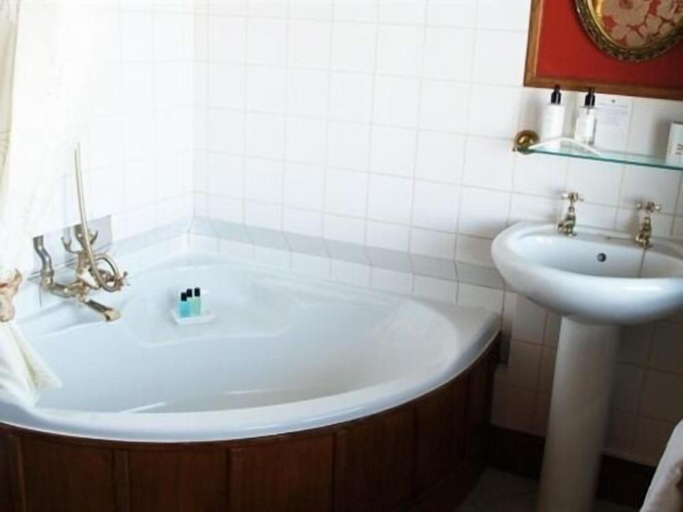 Bathroom, Tower House 1066, East Sussex