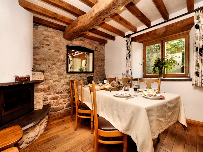 Food & Drinks 4, Forest-Edge Stay, Burtonville, Luxembourg