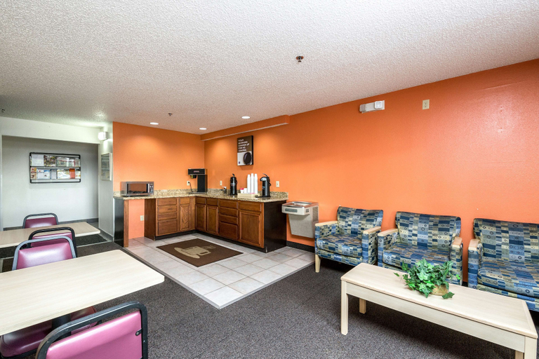 Others 5, Motel 6 Waterloo, IA, Black Hawk