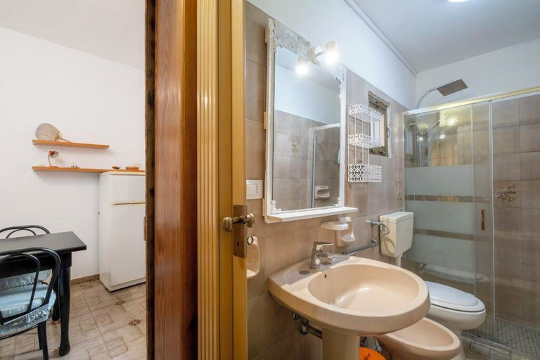 Bathroom 5, Residenza 43, Lecce