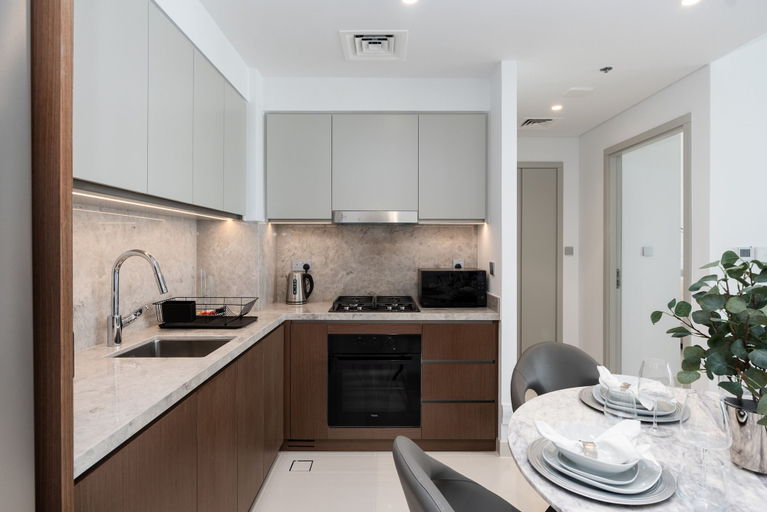 Room 4, Contemporary 1BR w Dubai Marina Glimpse, Dubai