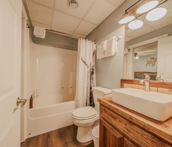 Bathroom 2, Magnificent 7 Home for 19, Flathead