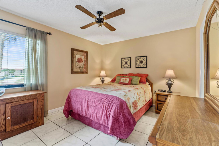 Room 2, Spacious Condo With Private Balcony and Close Beach Access, Saint Johns
