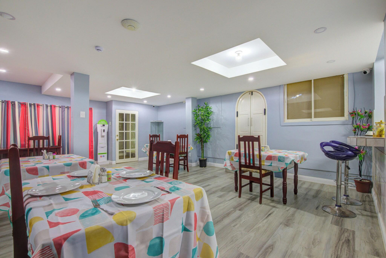 Food & Drinks 5, Airport Suites Hotel