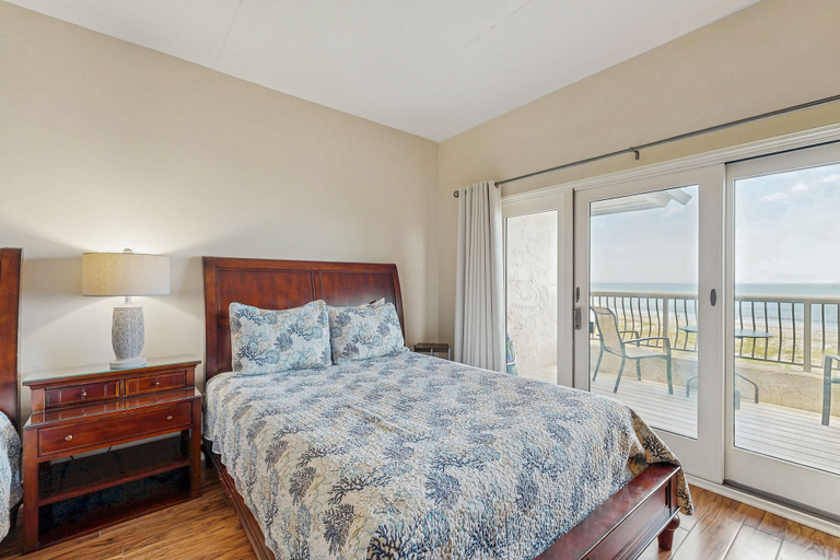 Room 5, Ocean Front Hotel Side Condo With Balcony, Wifi & Shared Pool, Nassau