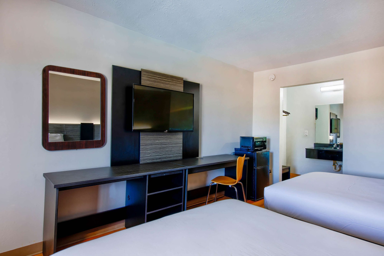 Bedroom 3, Motel 6 Gainesville, GA, Hall