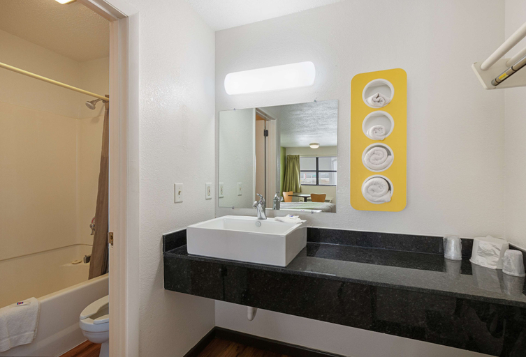Bathroom 5, Motel 6 Chattanooga, TN, Hamilton
