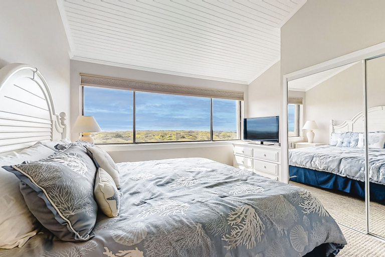 Room 3, Oceanfront Condo With Balcony, Water Views, AC & Outdoor Pool, Nassau