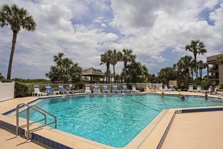 Pool 3, Spacious Condo With Private Balcony and Close Beach Access, Saint Johns