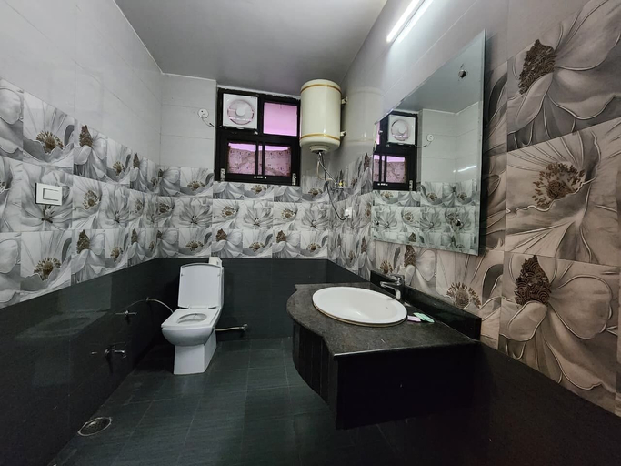 Bathroom 3, Kanta International, Reasi