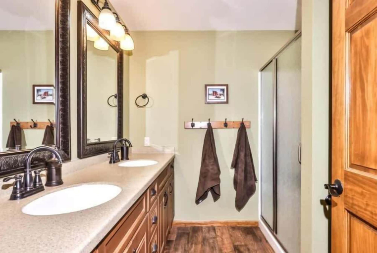 Bathroom 4, Mercer Lake Musky Lodge, Oneida