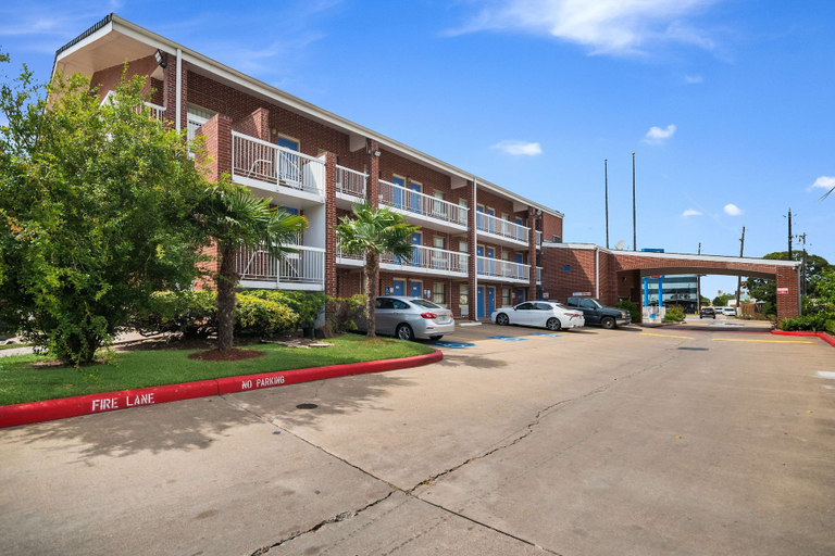 Exterior & Views 2, Motel 6 Houston, TX - Brookhollow, Houston