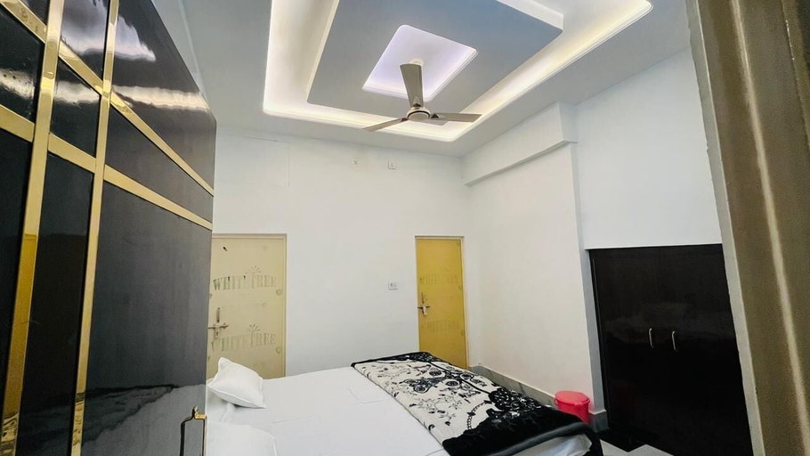 Room 4, Hotel Vallabh Palace, Sitapur