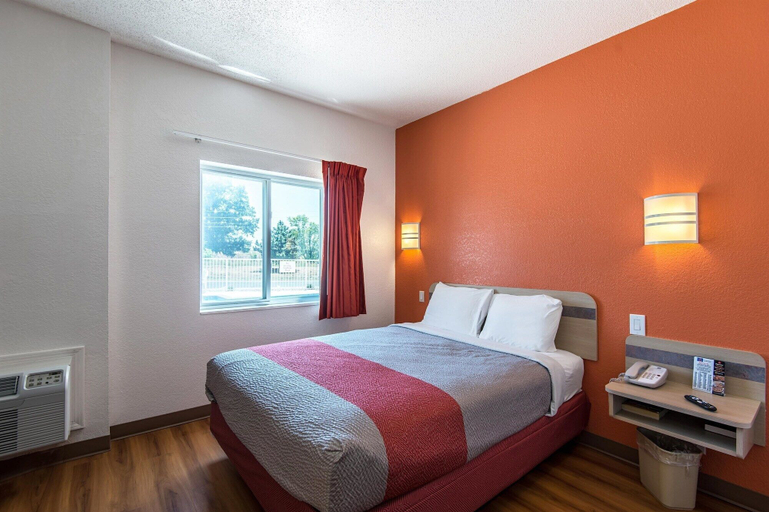 Bedroom 3, Motel 6 Junction City, KS, Geary