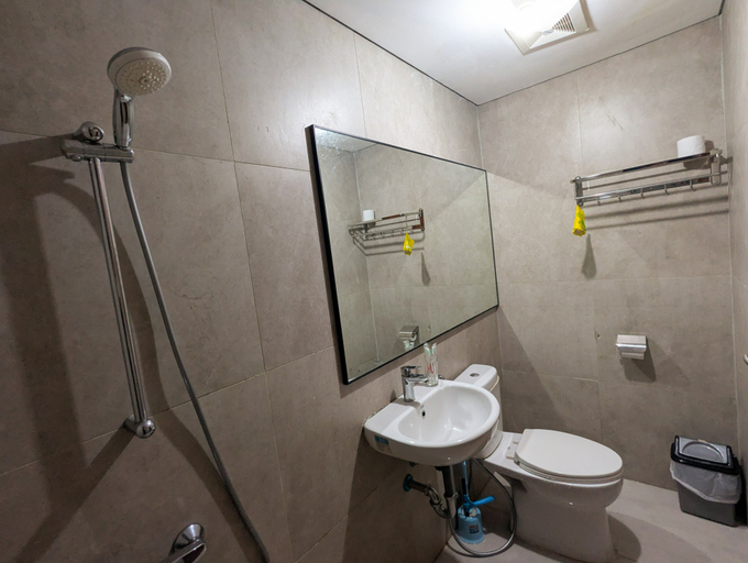 Bathroom 5, S&D studio for 3 pax w/ netflix, pool, gym @Pollux, Batam