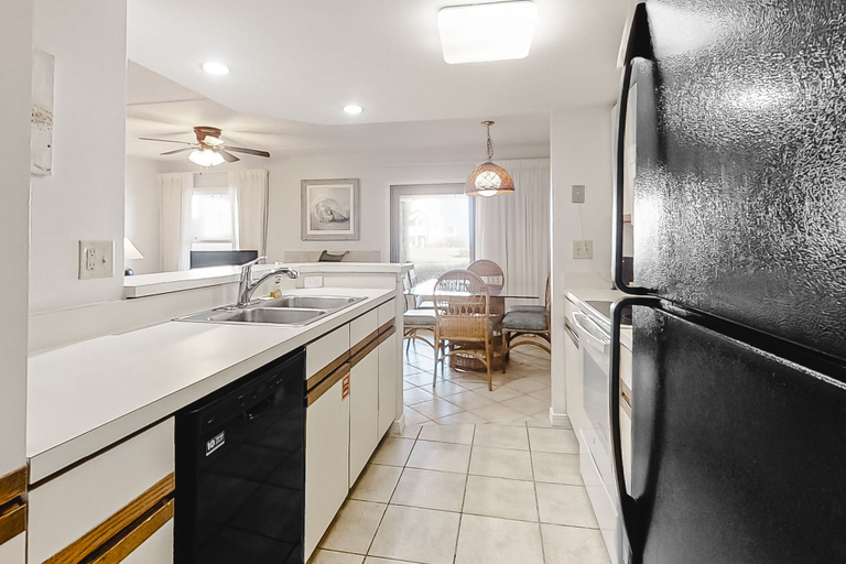 Private kitchen 2, Bright & Sunny Oceanfront Getaway With Central AC & Pool, Nassau