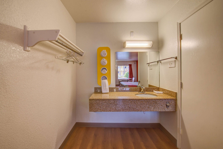 Bathroom 4, Travelodge by Wyndham Norfolk Airport, Norfolk
