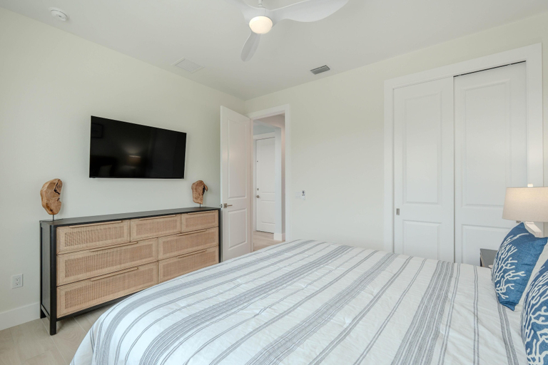 Room 4, Beach Nuts, Lee