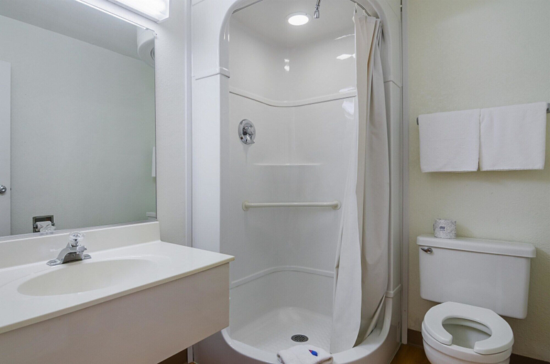 Bathroom 4, Motel 6 Mitchell I-90, SD, Davison