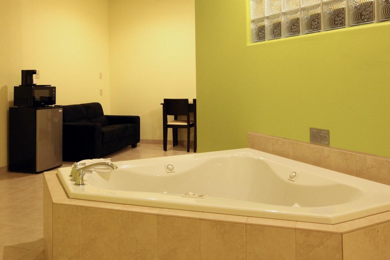 Bathroom 5, Guest Inn San Benito Harlingen, Cameron