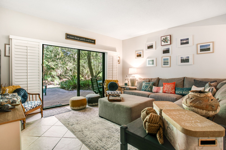 Living area 4, Wonderful Home Close to Everything W/shared Pool, Free Wifi, Central AC, Nassau