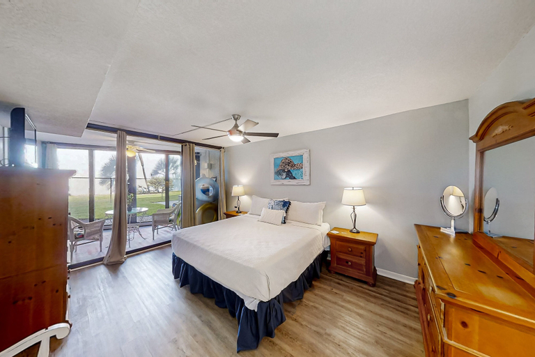 Room 2, Renovated, Ground-floor Condo at Oceanfront Complex With Pool - Steps to Beach, Saint Johns