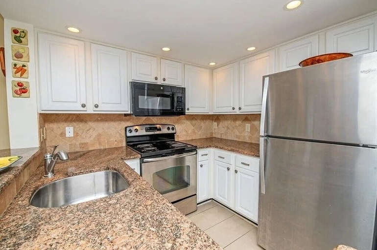Private kitchen 2, Updated Oceanfront, Oceanviews! 5 Hot Tubs 2 Resort Pools! Trolley St Augustine Beach, Saint Johns