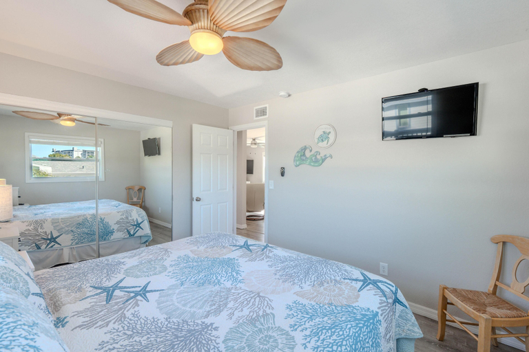 Room 3, Blue Pearl Manor Upper, Lee