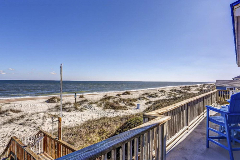 Beach 4, Spacious Beachfront Home W/deck, Balcony, Central A/c, Washer/dryer, and Wifi, Nassau