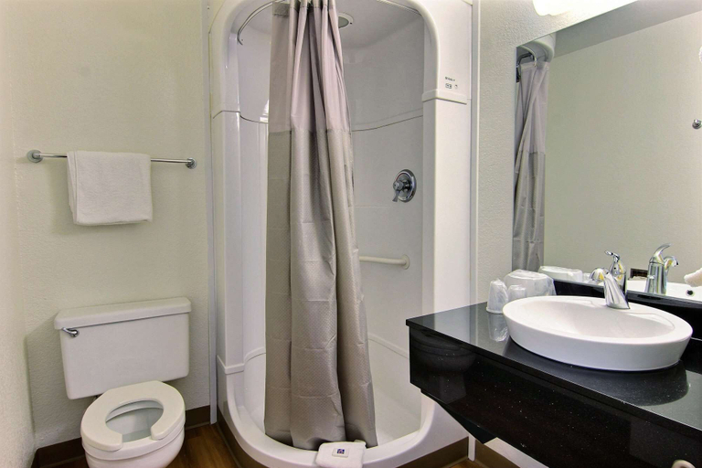 Bathroom 4, Motel 6 Kingsville, TX, Kleberg