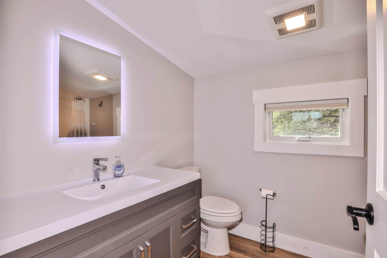 Bathroom 3, Eikedahls' Shoreview Cottage, Oneida
