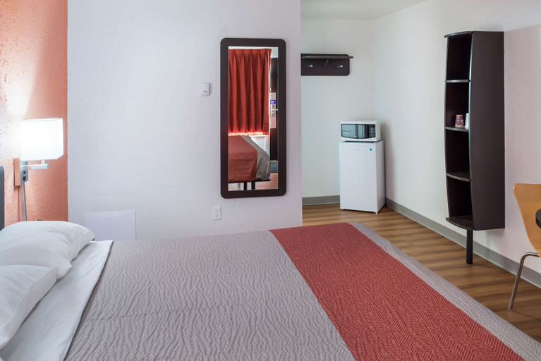 Bedroom 3, Motel 6 Fort St. John, BC, Peace River