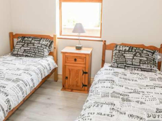 Bedroom 2, Reek View - Two Bedroom cottage