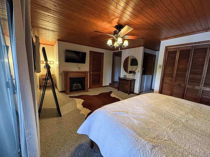 Room 3, Hilltop - Bouchard Shores Resort, Oneida