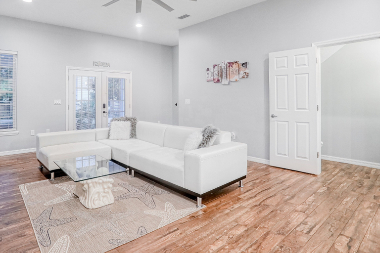 Living area 3, Updated, Dog-friendly gem W/fenced Yard, Foosball & Pool Tables, Wifi, Fireplace, Saint Johns