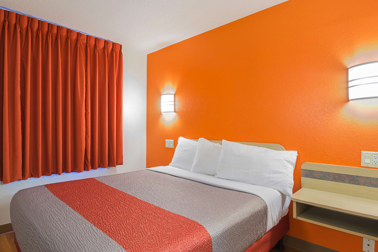 Bedroom 3, Motel 6 Whitby, ON - Toronto East, Durham