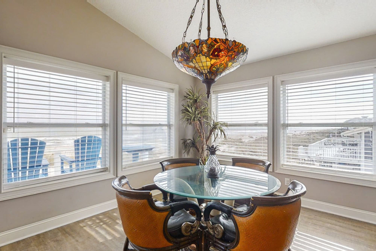 Room 2, Spacious Beachfront Home W/deck, Balcony, Central A/c, Washer/dryer, and Wifi, Nassau