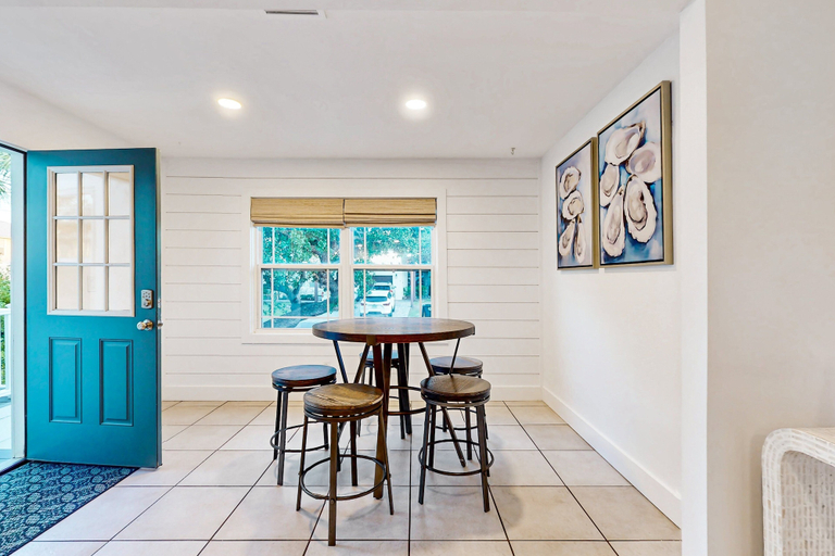 Room 2, Inviting Beach House - Walk to Beach, Shopping & Dining, Saint Johns