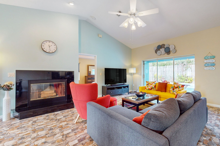 Living area 4, Cheerful Home With Private Pool Close to the Beach & Downtown, Saint Johns