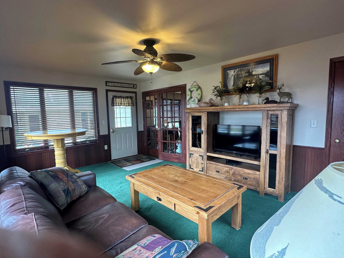 Living area 3, Northern Resort #17, Oneida