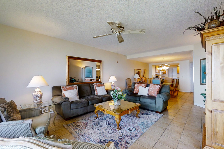 Living area 5, Attractive Home Steps From Ocean With Pool, Central AC, Deck & Fast Wifi, Nassau