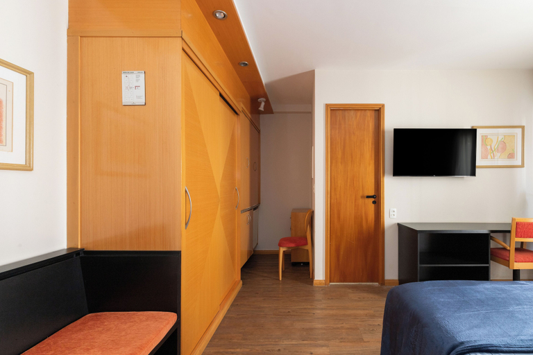 Room 5, Interative Flat Jardins by Wecare, São Paulo