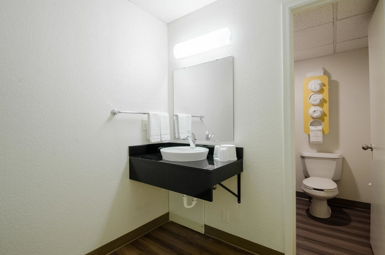 Bathroom 5, Big Springs Inn, Deuel
