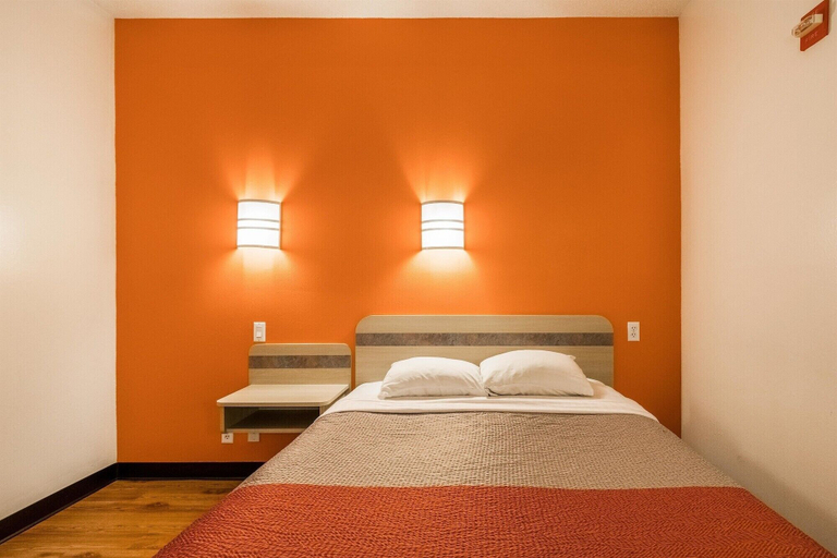 Bedroom 3, Motel 6 Newport, TN, Cocke
