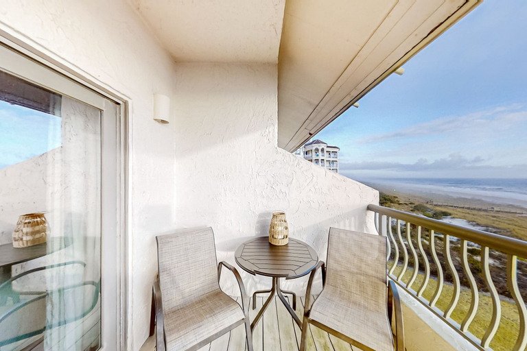Outdoor dining, 306 Sandcastles, Nassau