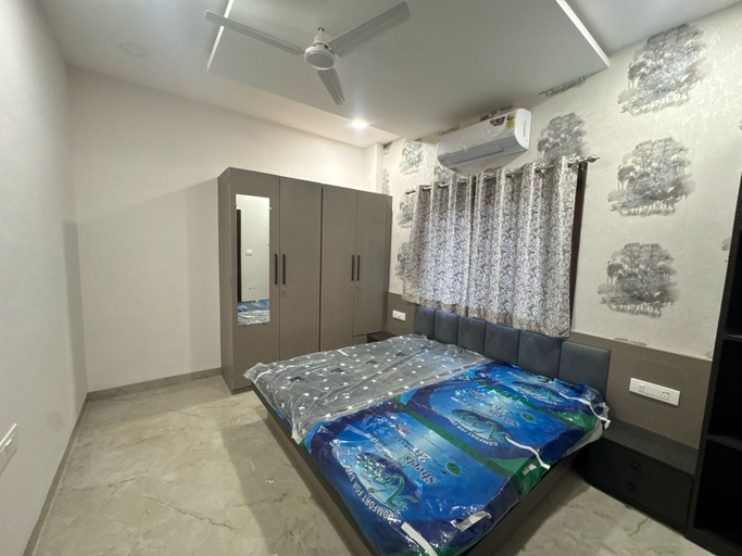 Room 2, HomeEscape Signature 1BHK & 2BHK Apartme, Indore